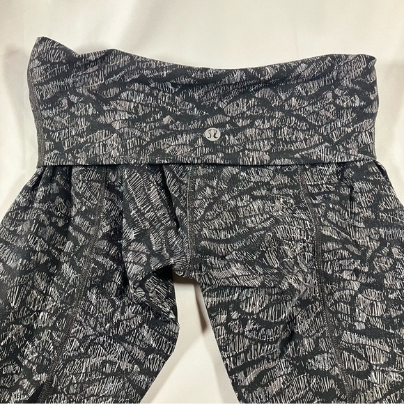 Lululemon Wunder Under Crop High-Rise Roll Down Scallop Origami Lace Black sz 4 - Picture 8 of 8